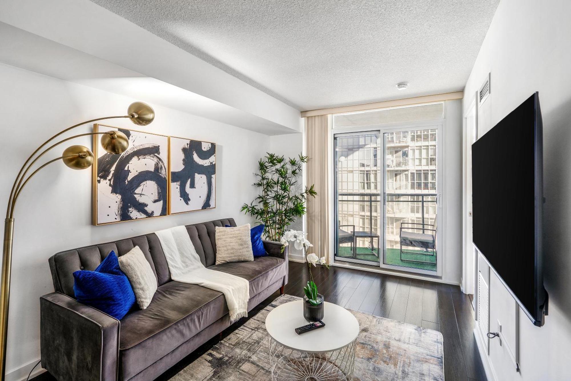 Upscale One Bedroom And Den With Parking