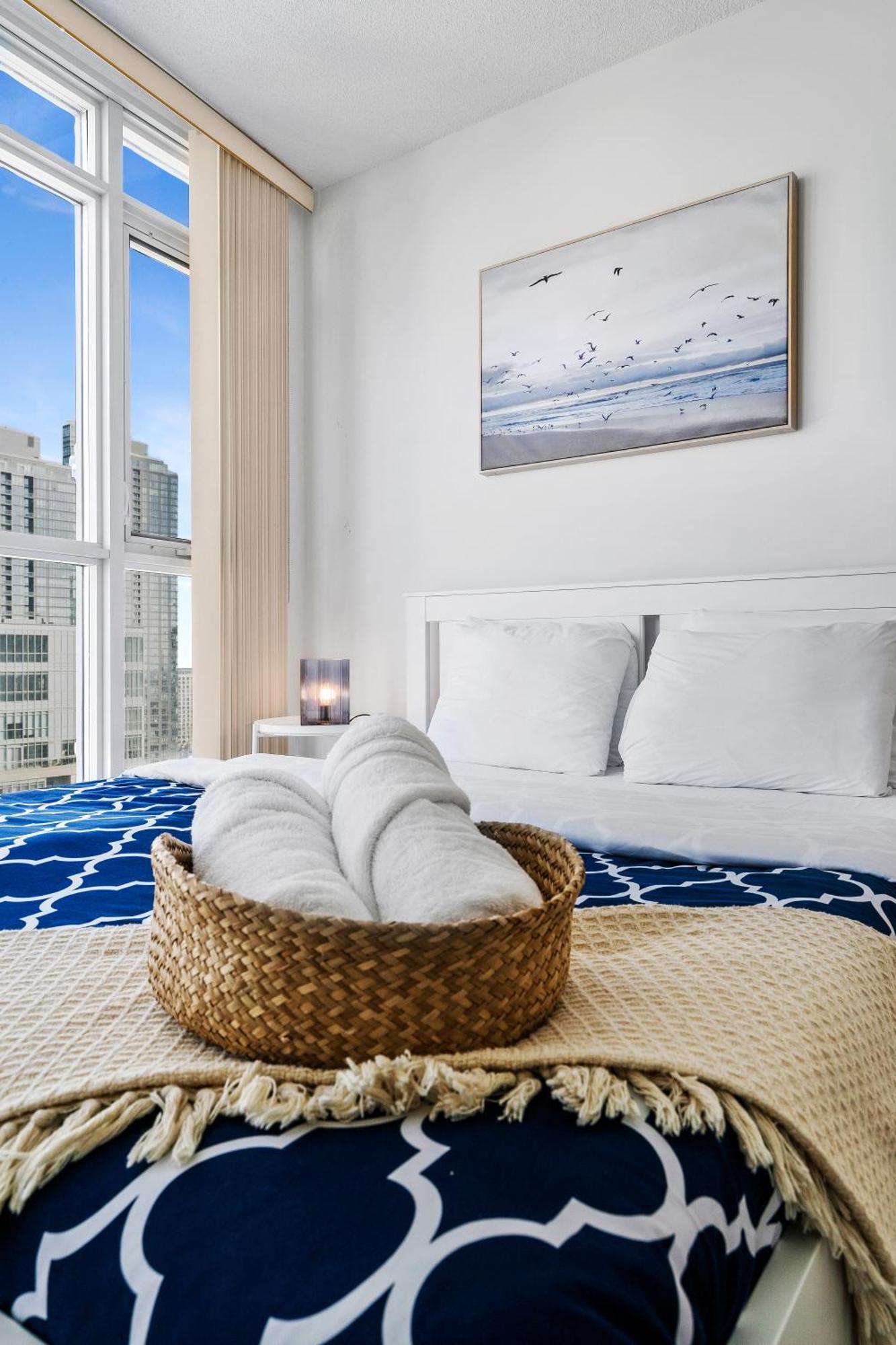 Apartment Upscale One Bedroom And Den With Parking *