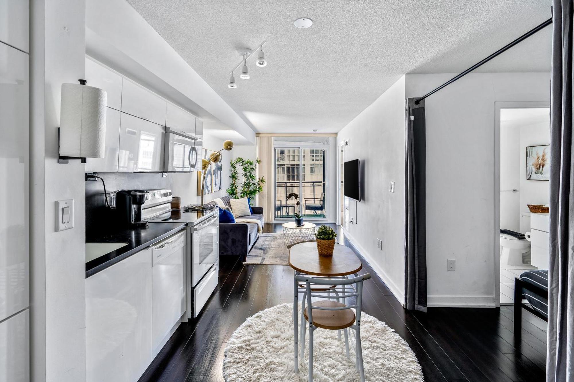 Upscale One Bedroom And Den With Parking *