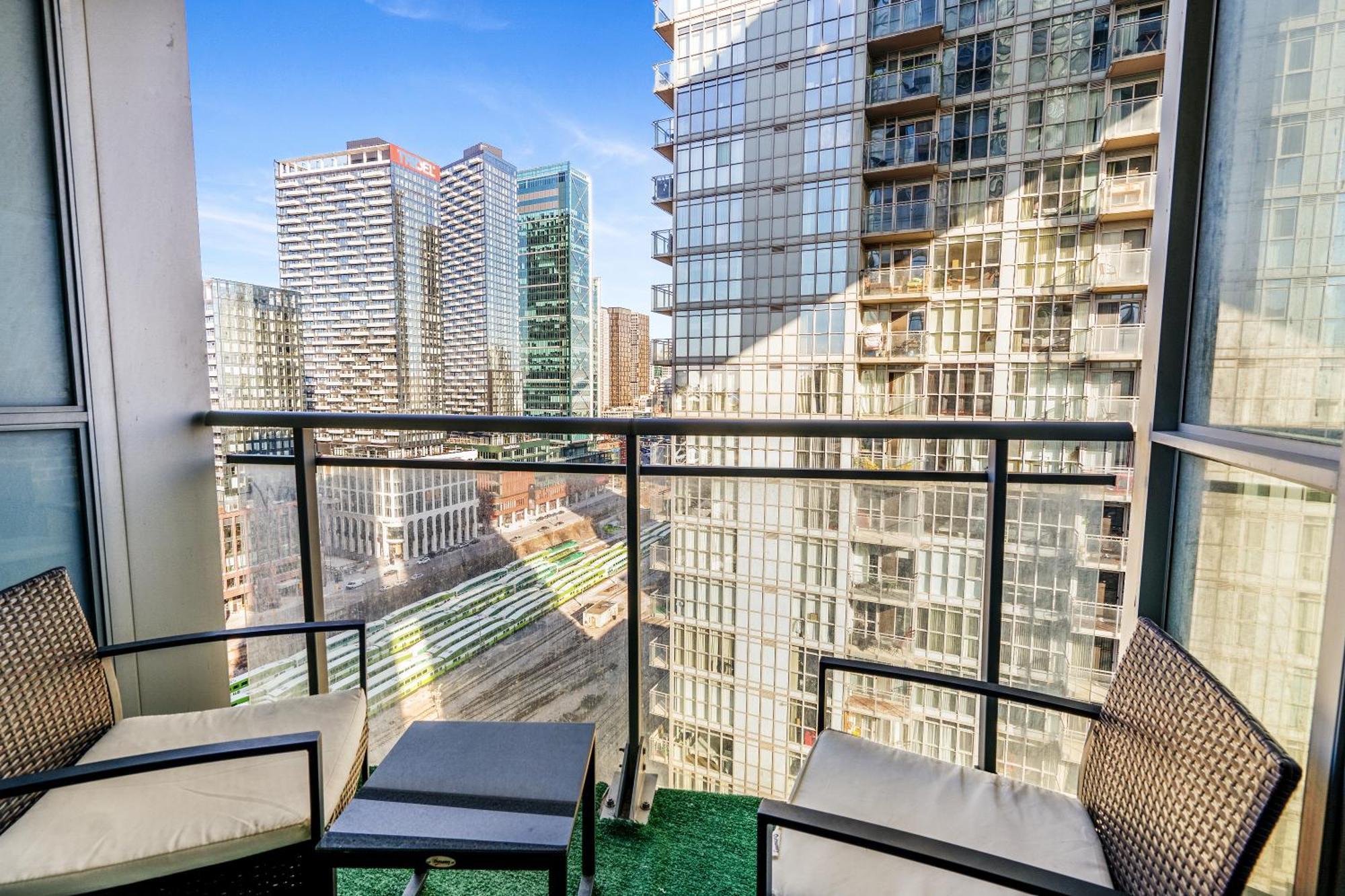Upscale One Bedroom And Den With Parking Apartment