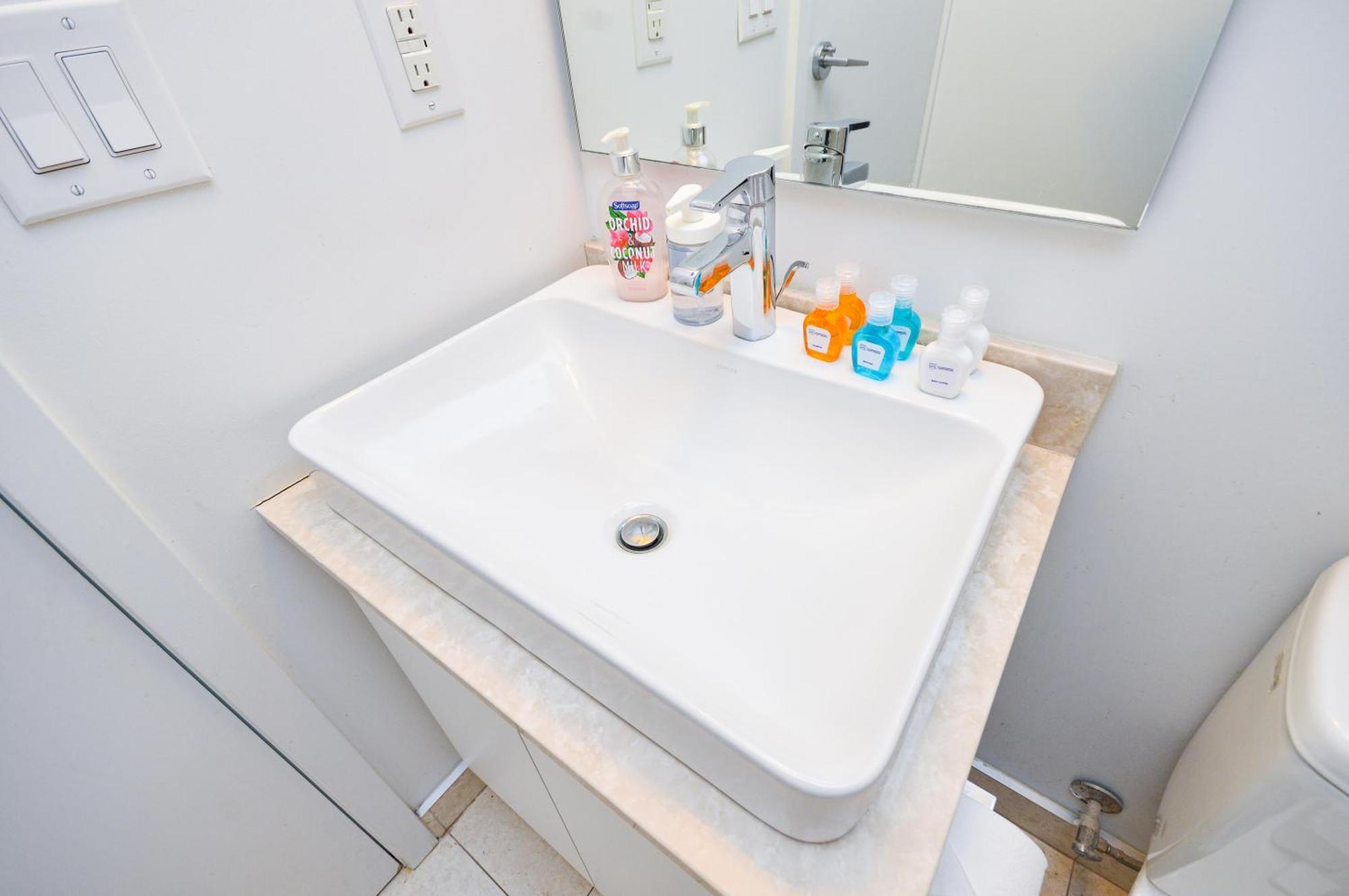 Downtown Near Cn Tower, Scotiabank Arena, Rogers Centre, Union Station *