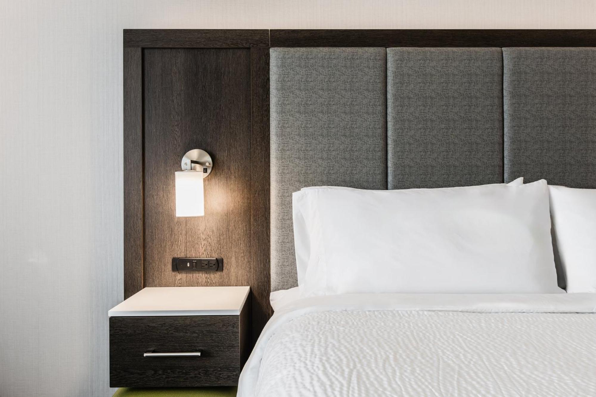 Hotel Express & - Airport South By Ihg Toronto