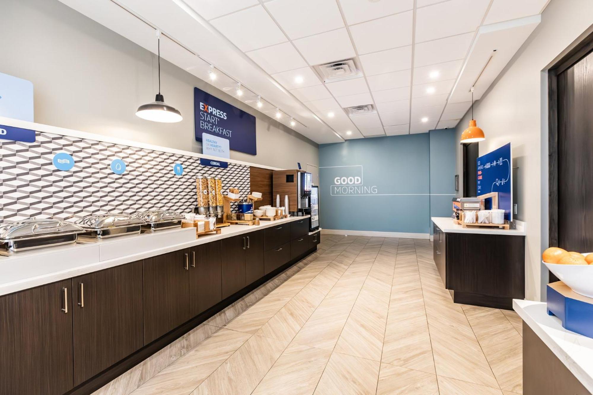 Express & - Airport South By Ihg Toronto