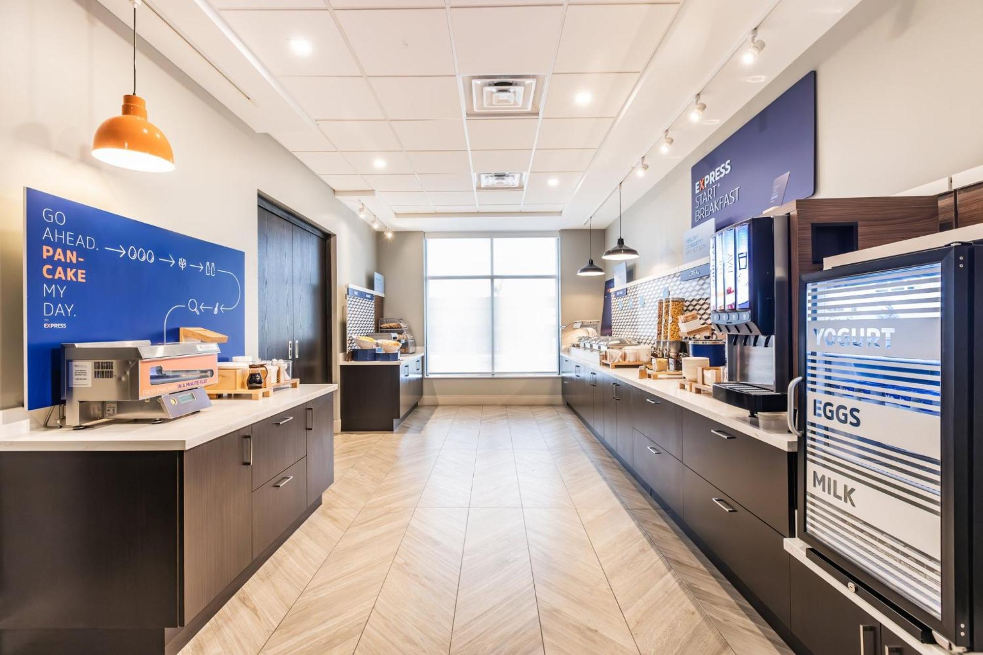 Express & - Airport South By Ihg Hotel