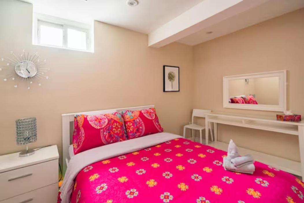 Charming 2-bdr Apt, Private Entrance, Self Check-in Toronto