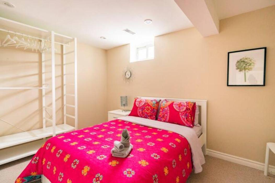 Charming 2-bdr Apt, Private Entrance, Self Check-in Apartment Toronto
