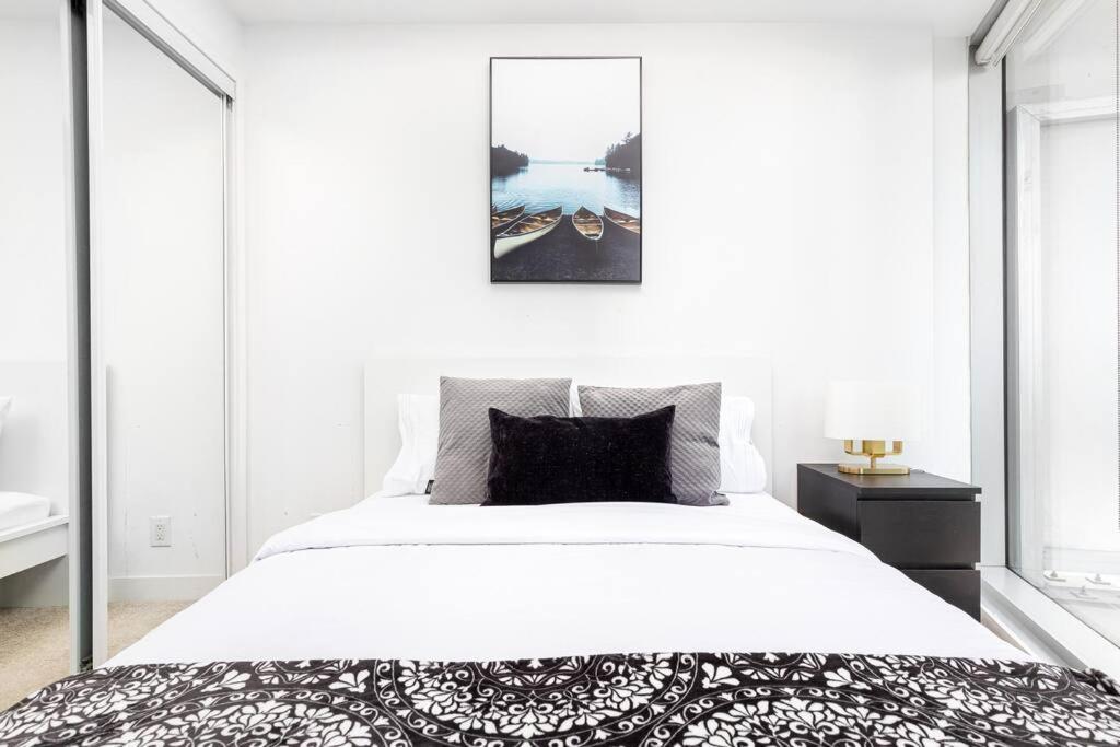 2 Bedrooms Downtown With Parking * Toronto