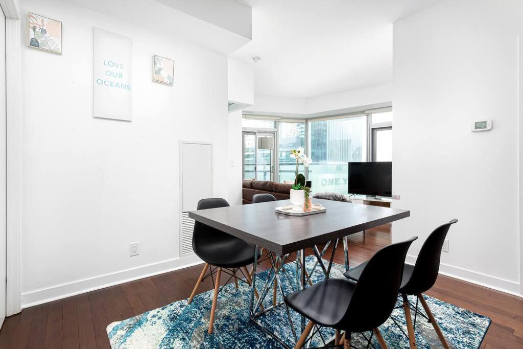 2 Bedrooms Downtown With Parking Apartment *