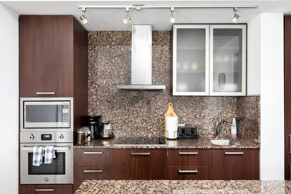 2 Bedrooms Downtown With Parking Apartment Toronto