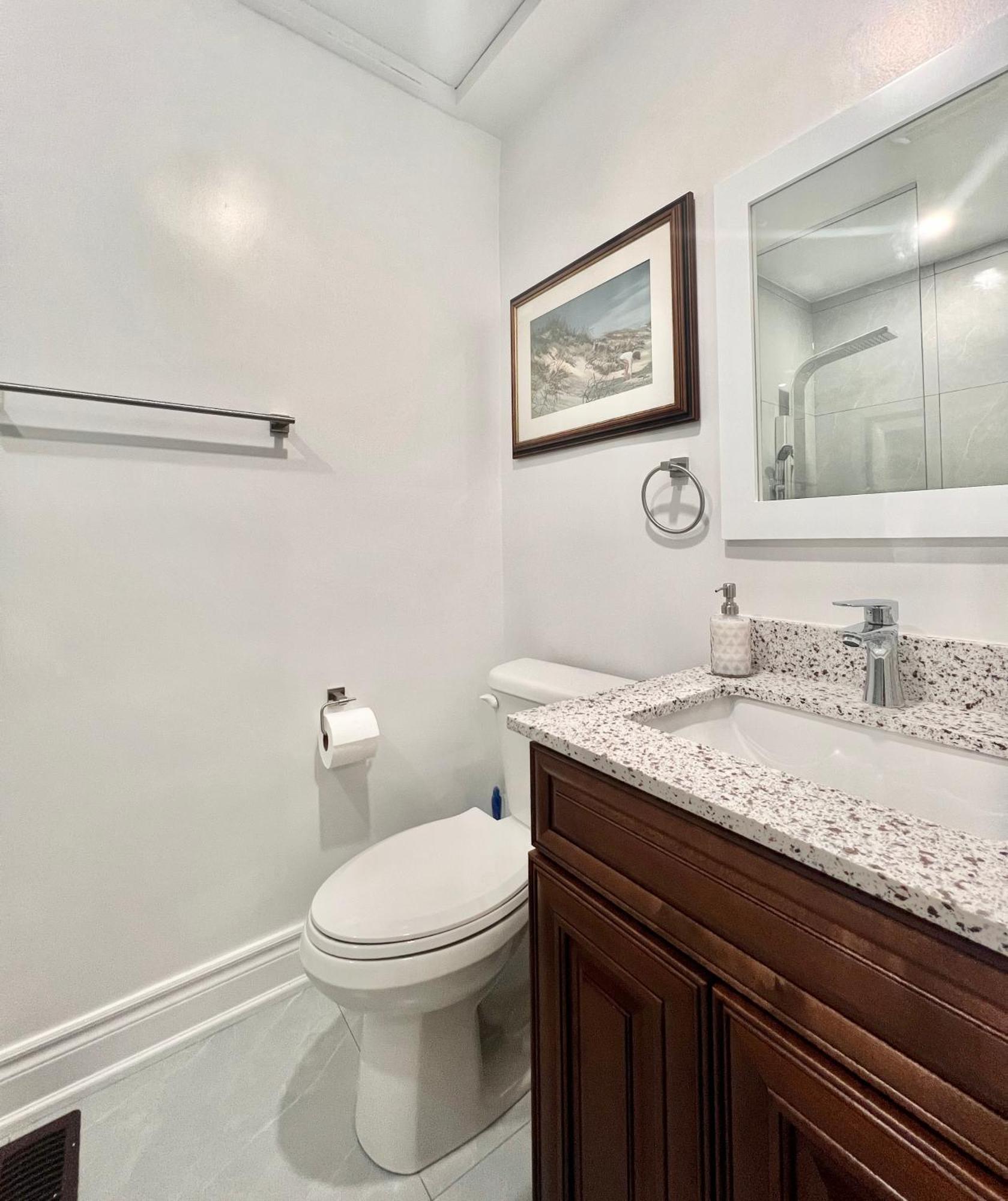Upgraded With Bath 7-min To Subway Near Downsview Rogers Stadium Homestay *