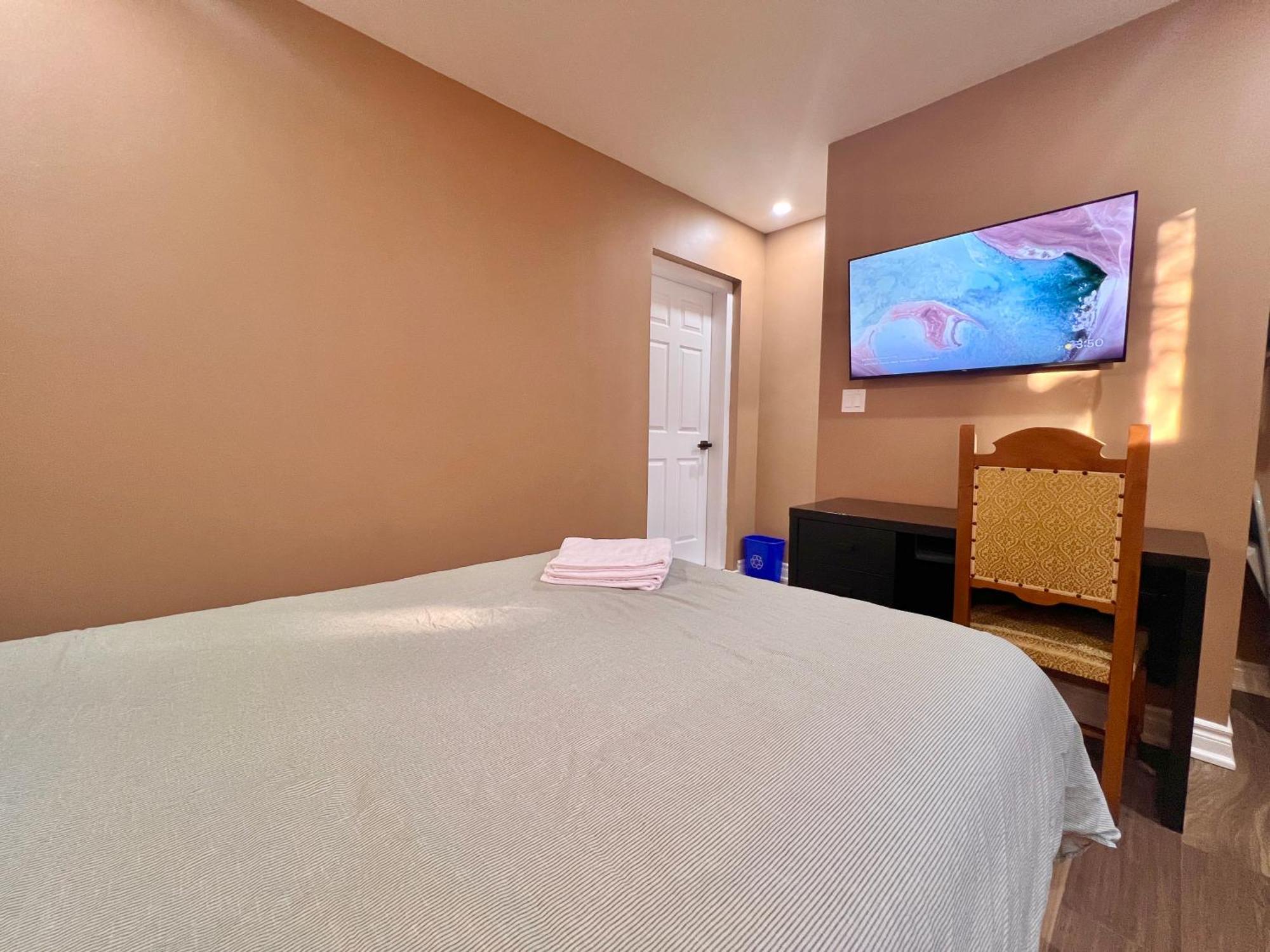 Homestay Upgraded With Bath 7-min To Subway Near Downsview Rogers Stadium *