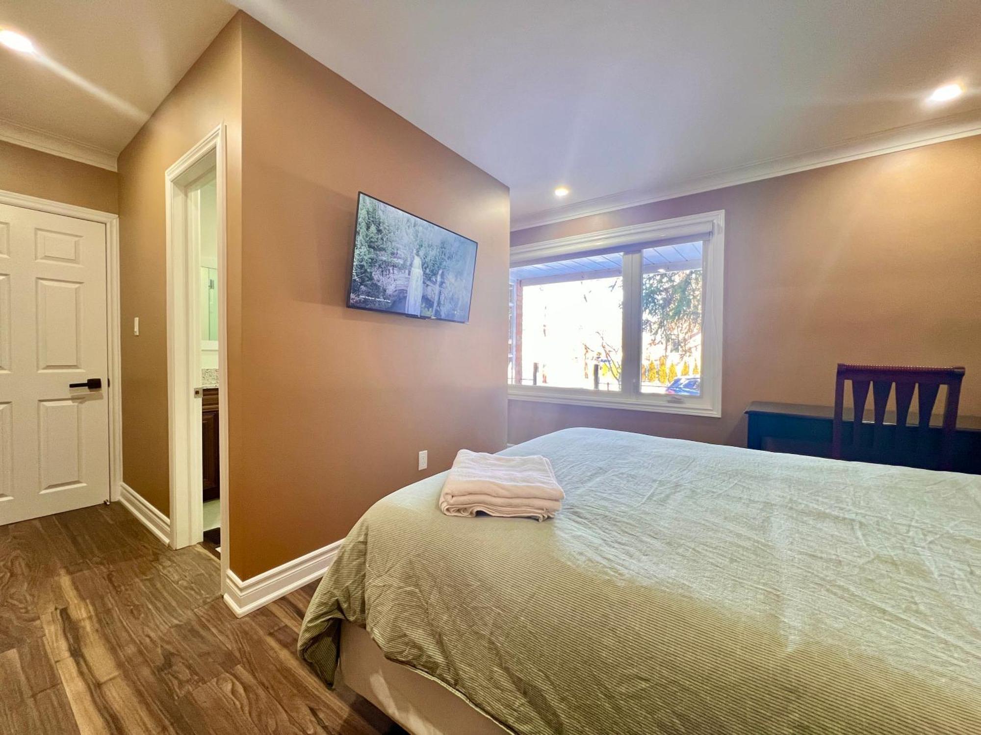 Upgraded With Bath 7-min To Subway Near Downsview Rogers Stadium Homestay *