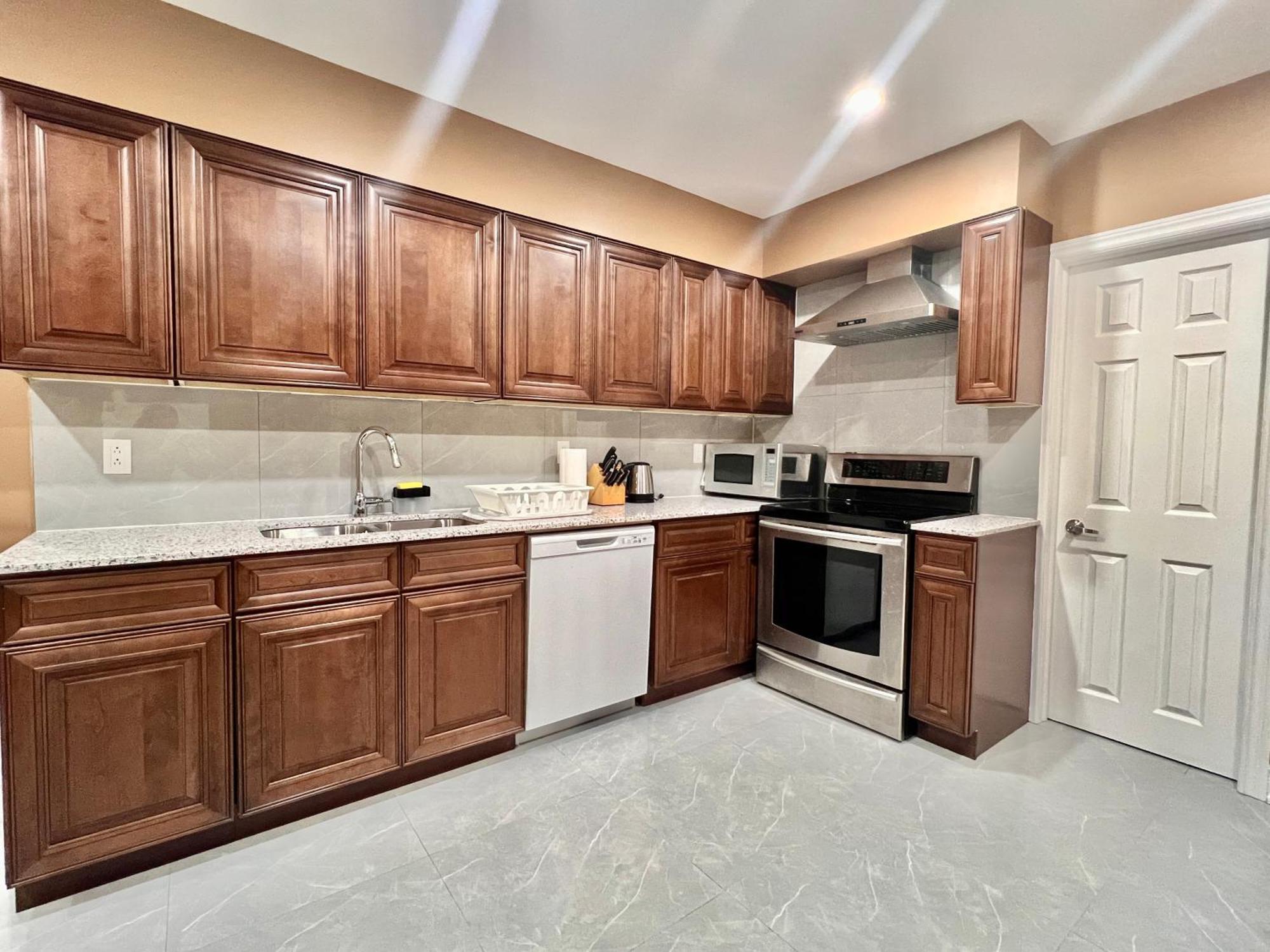 Upgraded With Bath 7-min To Subway Near Downsview Rogers Stadium Homestay *