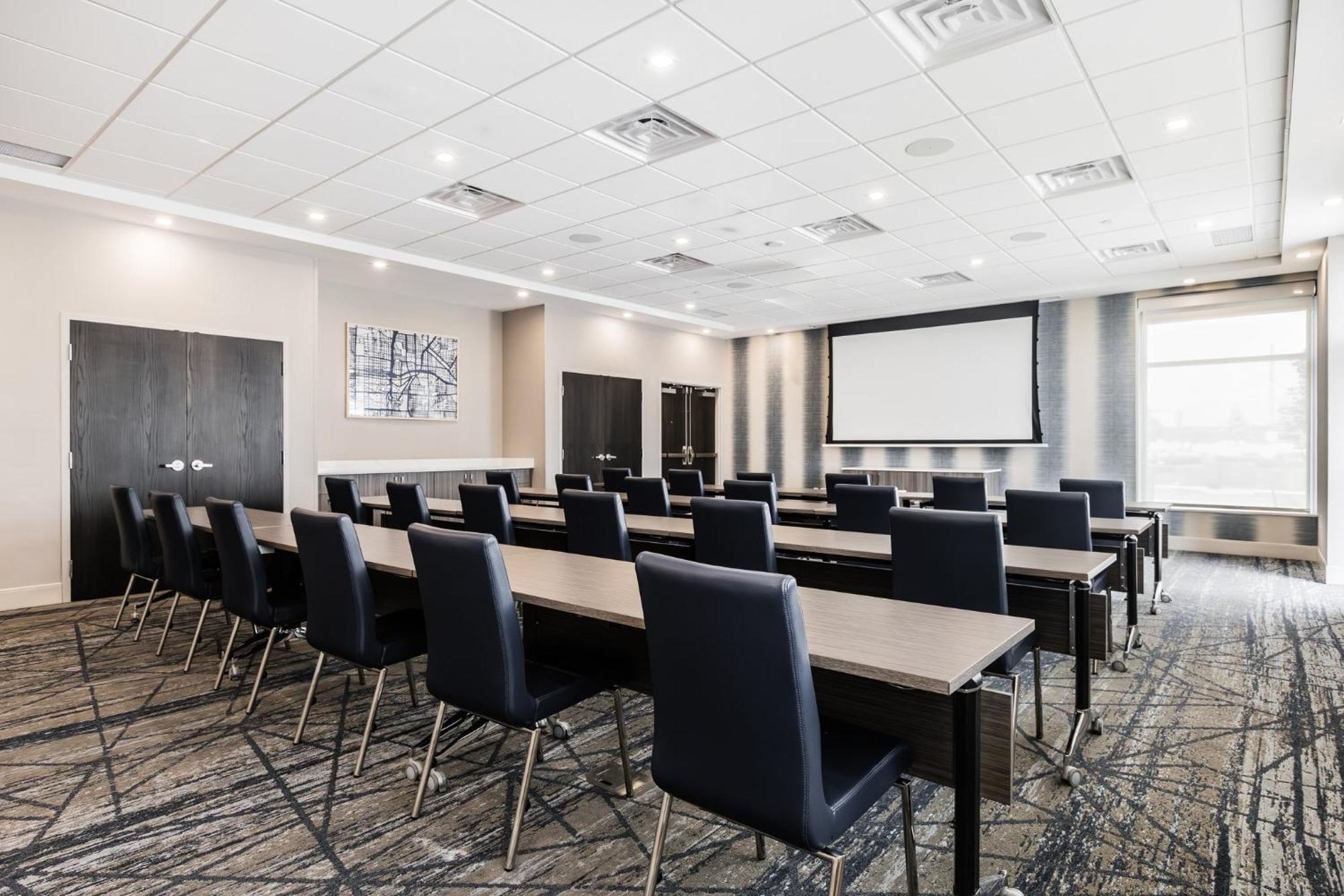 Express & - Airport South By Ihg Hotel Toronto