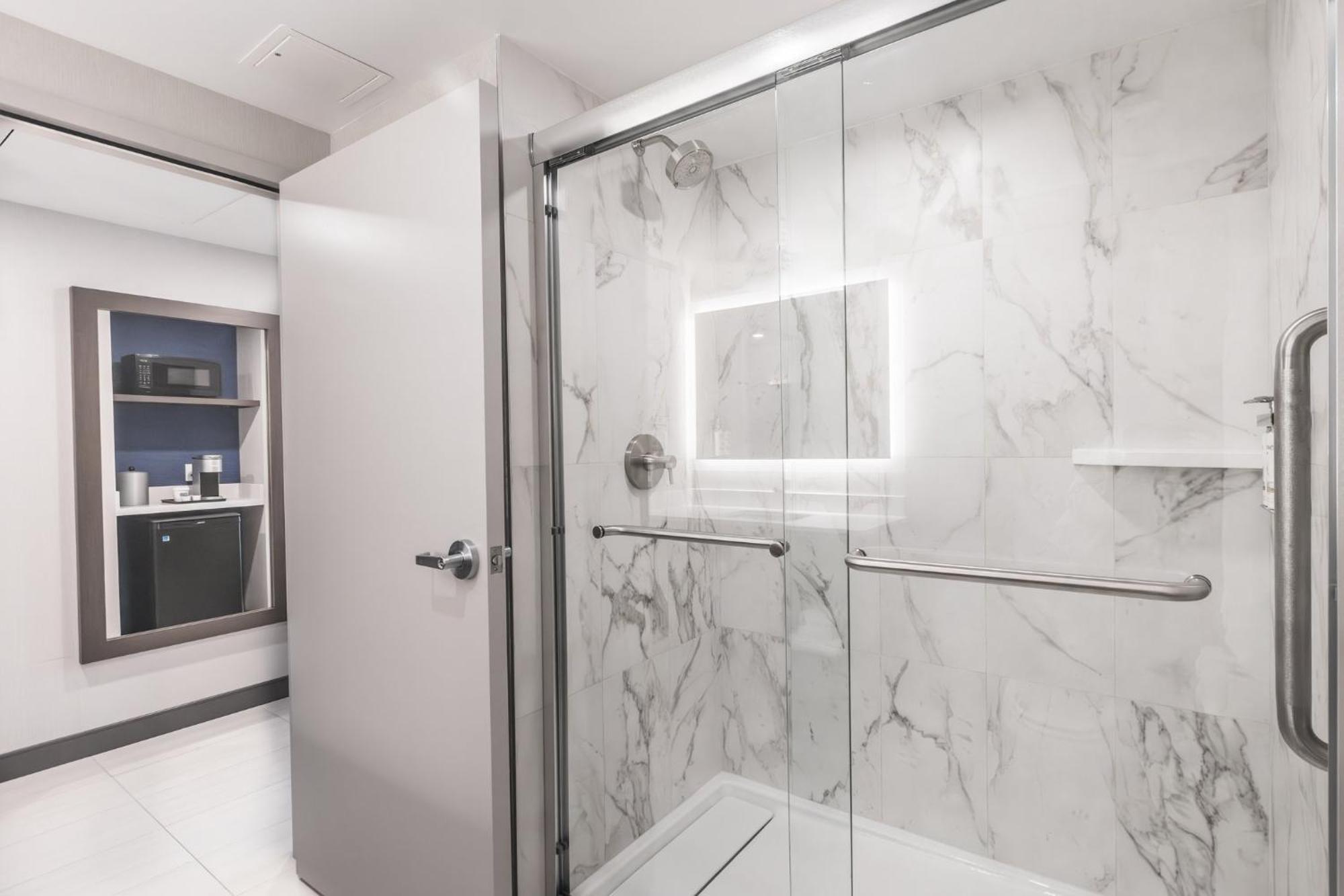 Express & - Airport South By Ihg Toronto
