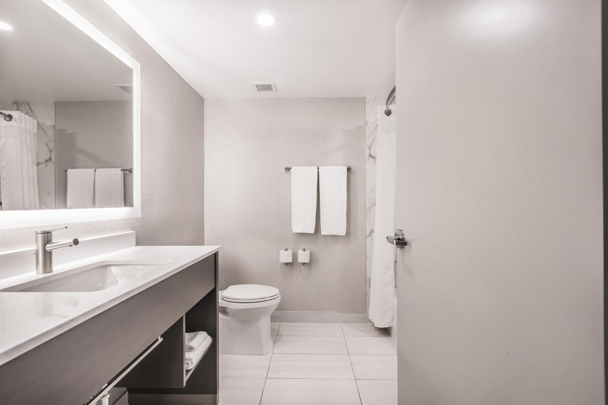 Express & - Airport South By Ihg Hotel