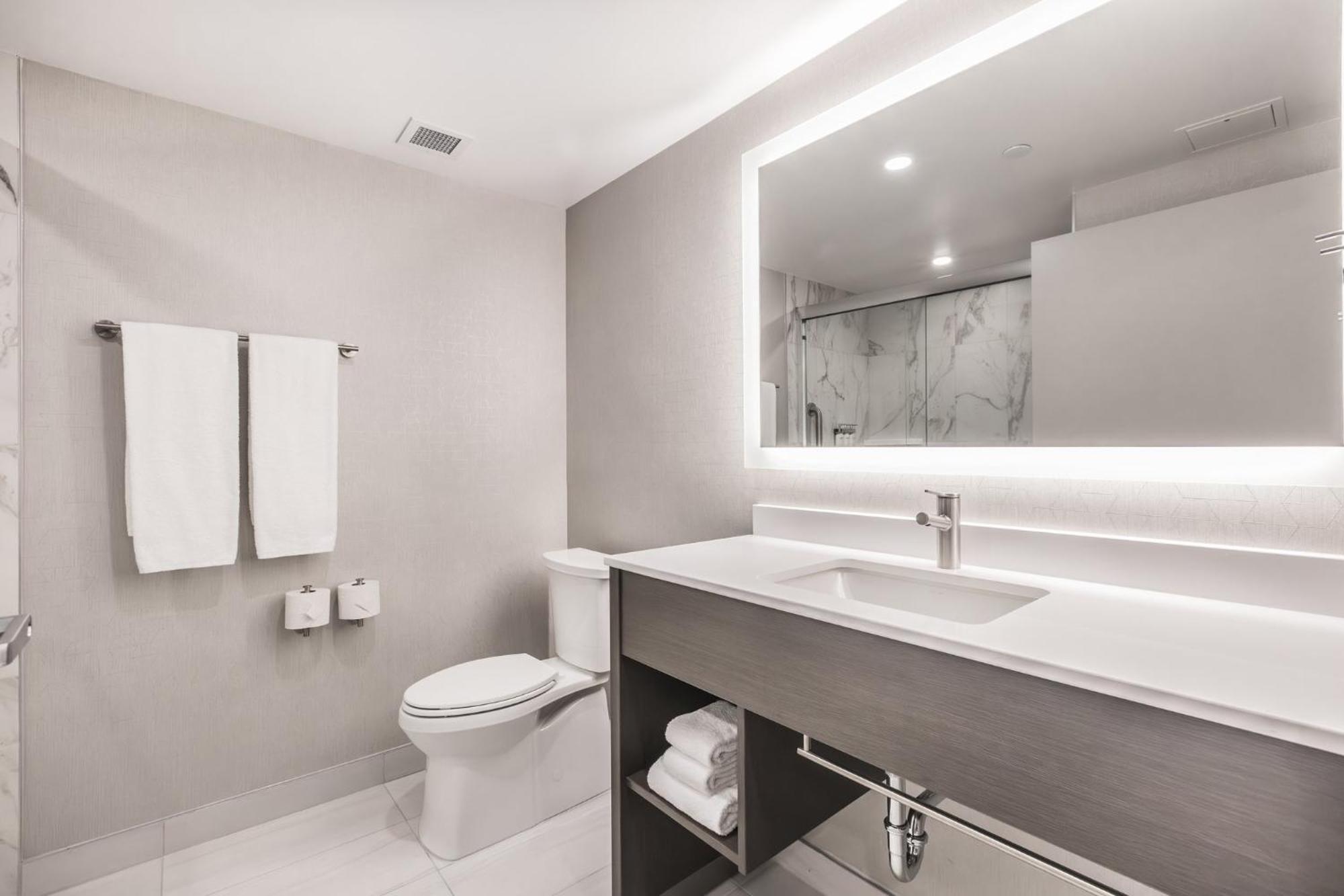 Express & - Airport South By Ihg Hotel