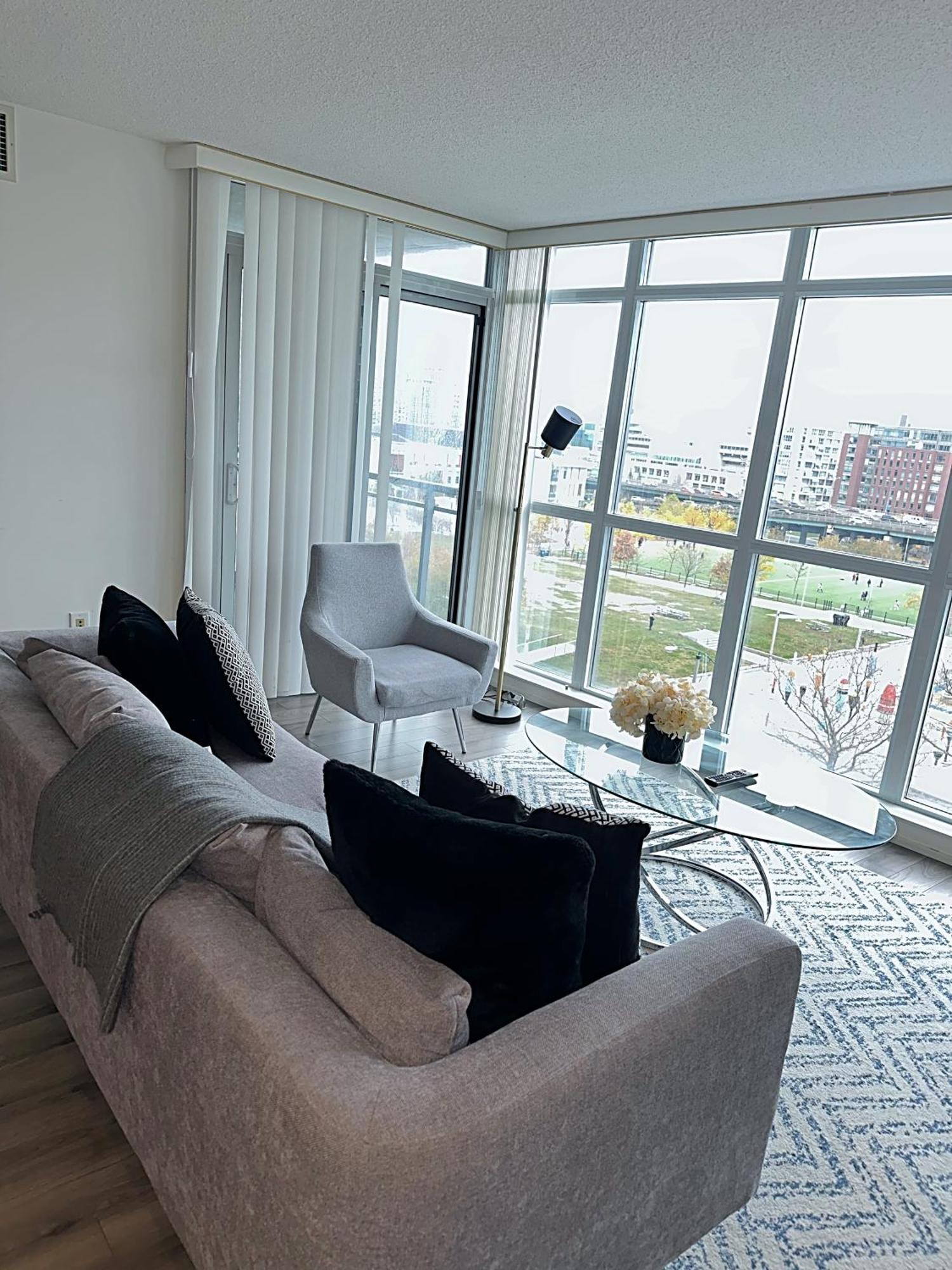 Modern 2bd + 2 Bath By Cn Tower With Free Parking. * Toronto