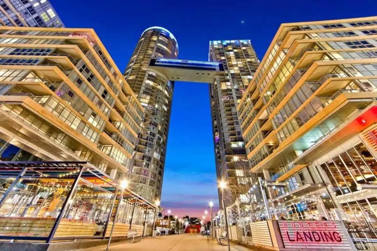 Modern 2bd + 2 Bath By Cn Tower With Free Parking. Apartment Toronto
