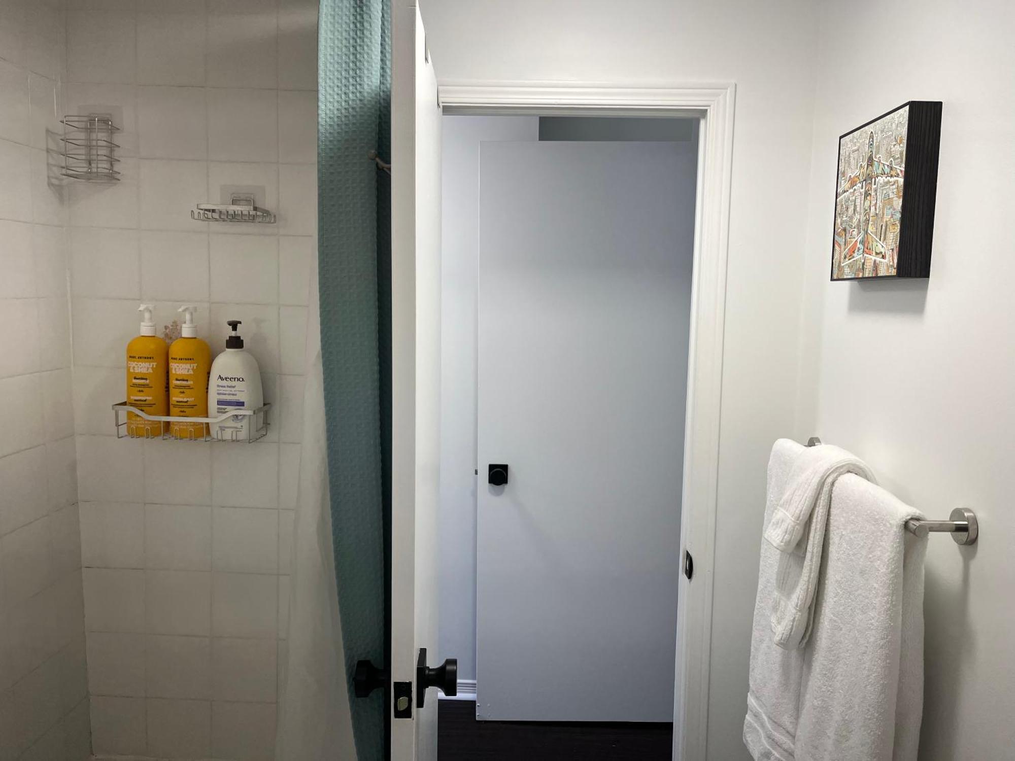 Apartment Bright, Private, Peaceful With Retail Conveniences Steps Away *