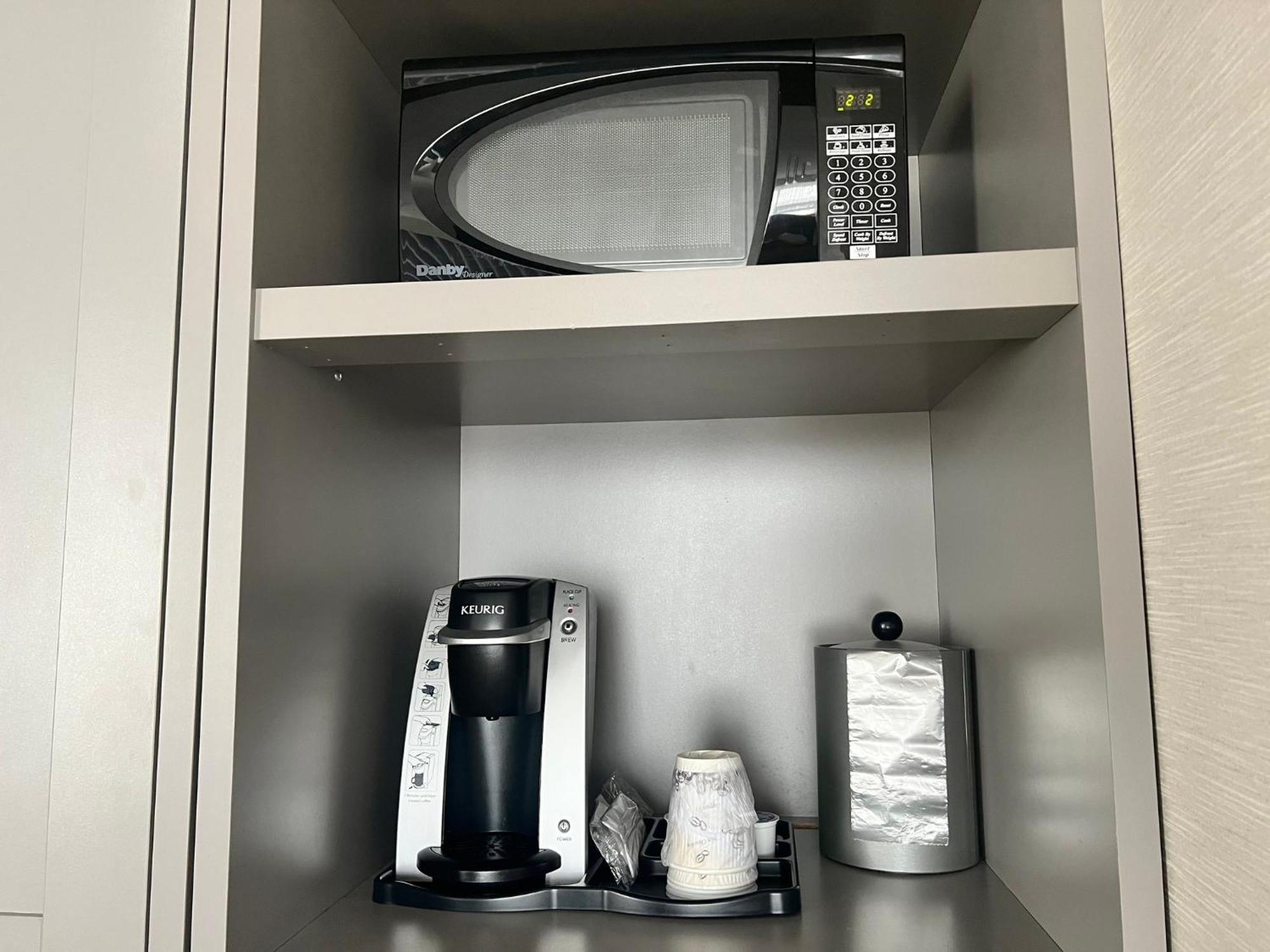 Hotel Airport East By Ihg 3*