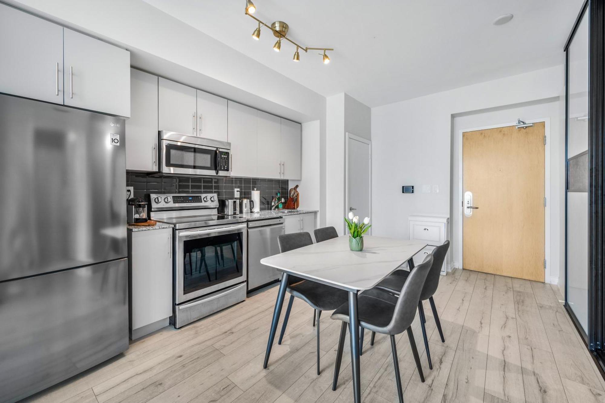 Luxury Downtown 2 Bedroom With And Views And Free Parking Toronto