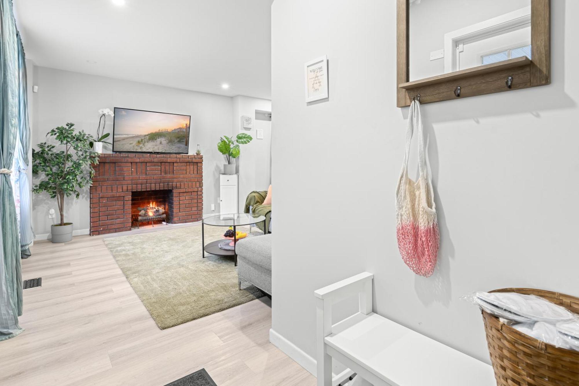 Close To Mall With Private Toilet, Free Wi-fi And Parking Toronto