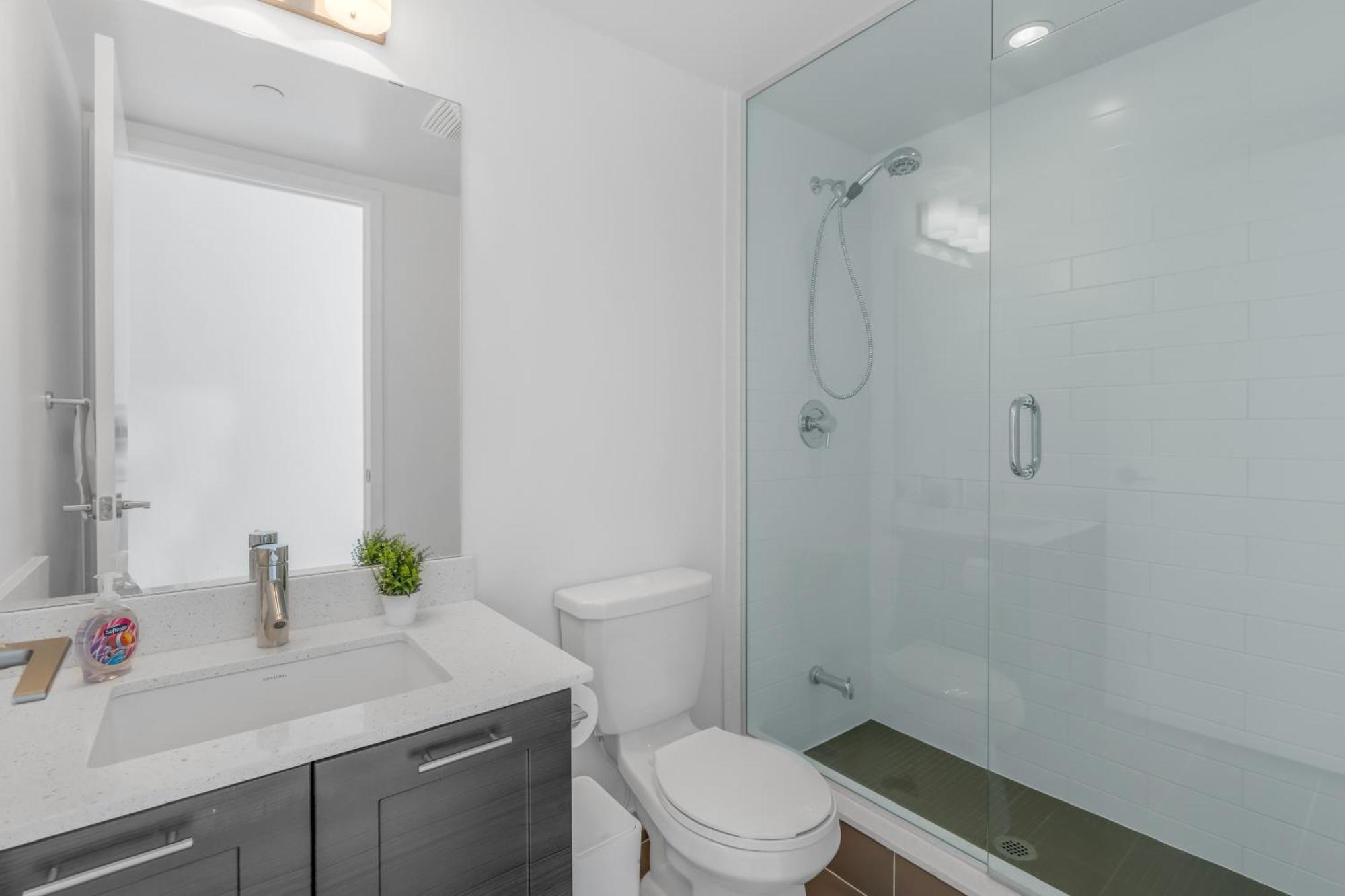 *luxury 2br-2ba, High Floor, Unobstructed Lake View* Apartment *