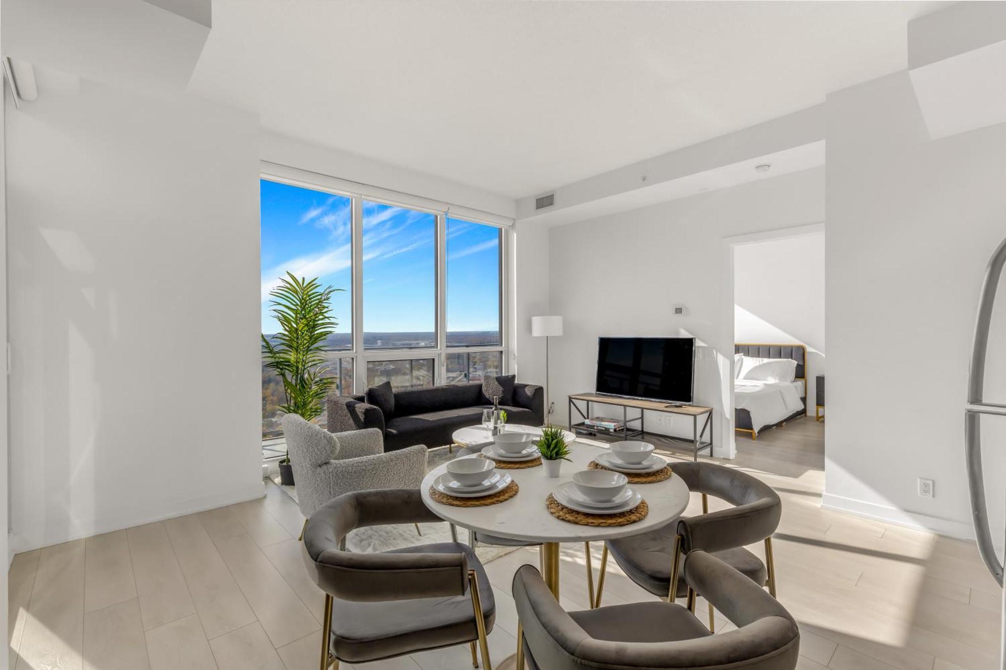 *luxury 2br-2ba, High Floor, Unobstructed Lake View* * Toronto