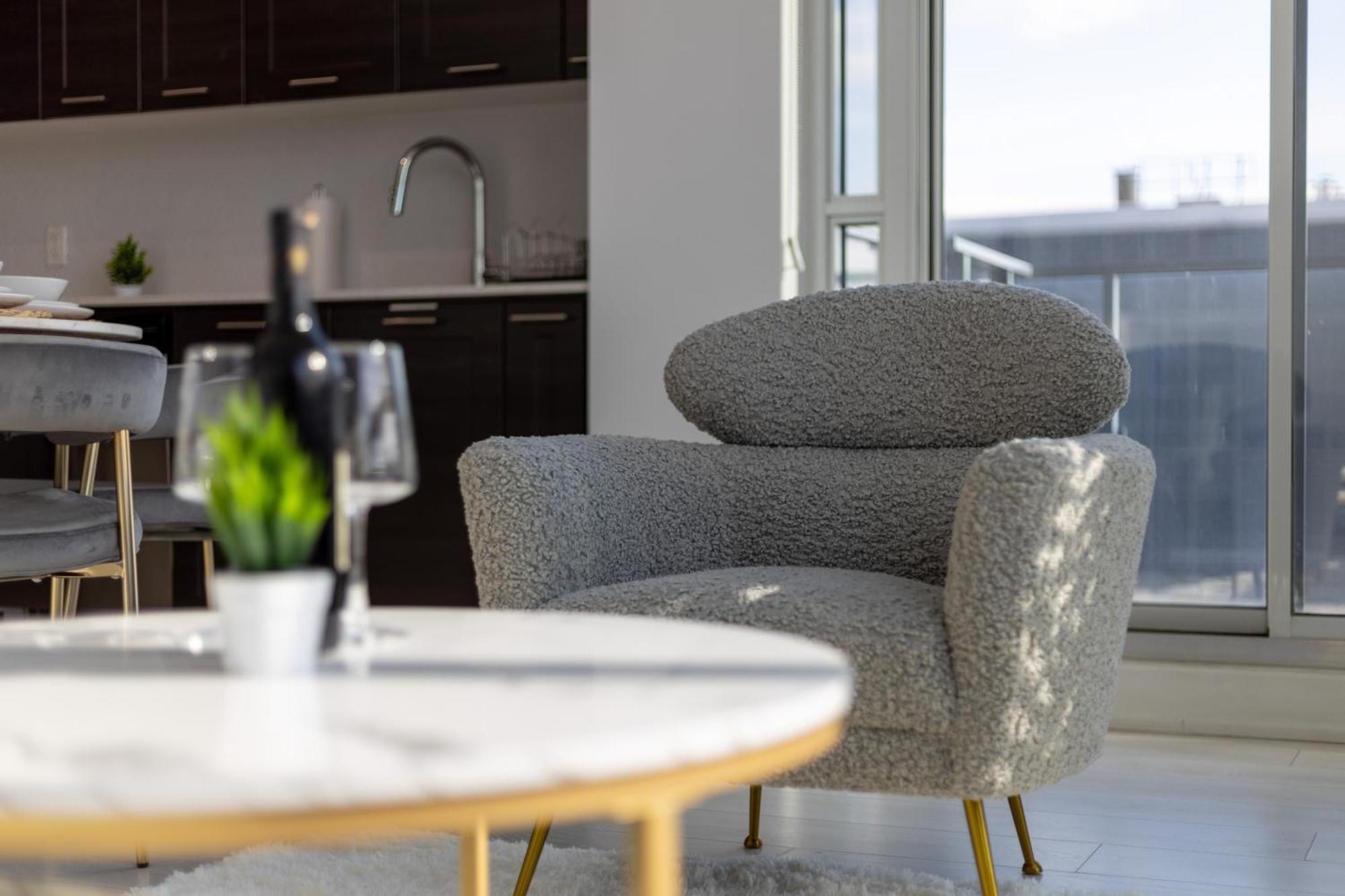 *luxury 2br-2ba, High Floor, Unobstructed Lake View* Toronto