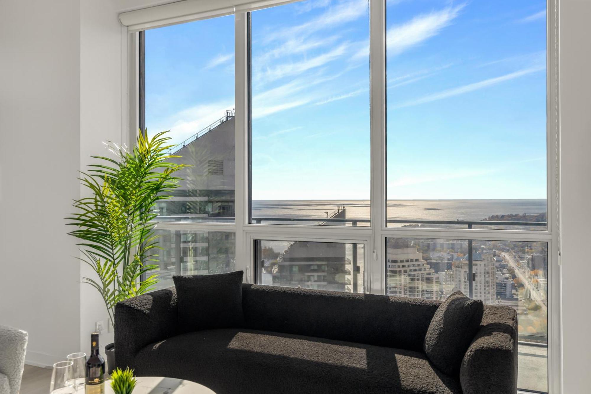 *luxury 2br-2ba, High Floor, Unobstructed Lake View* Apartment