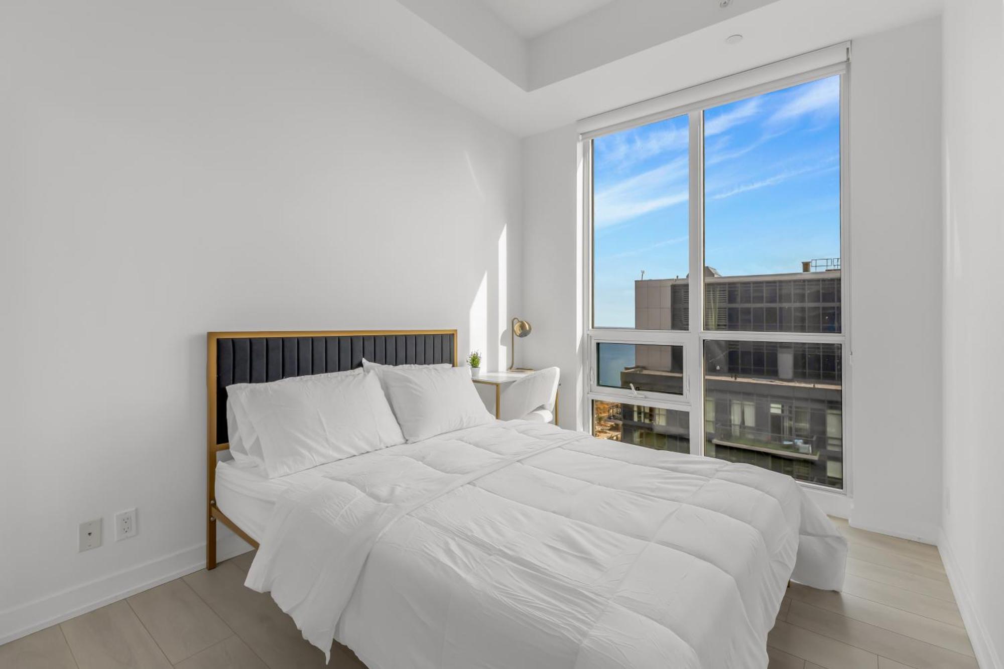 Apartment *luxury 2br-2ba, High Floor, Unobstructed Lake View* *