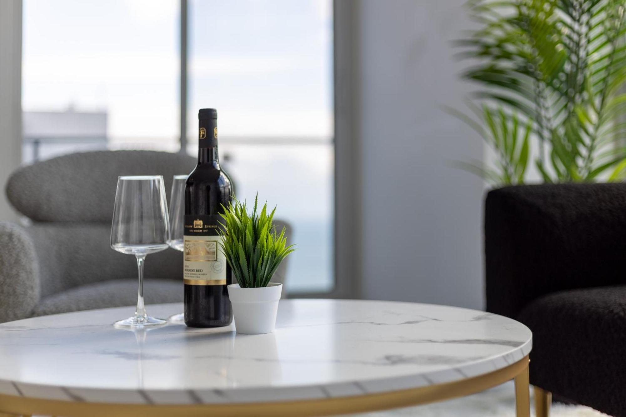 *luxury 2br-2ba, High Floor, Unobstructed Lake View*