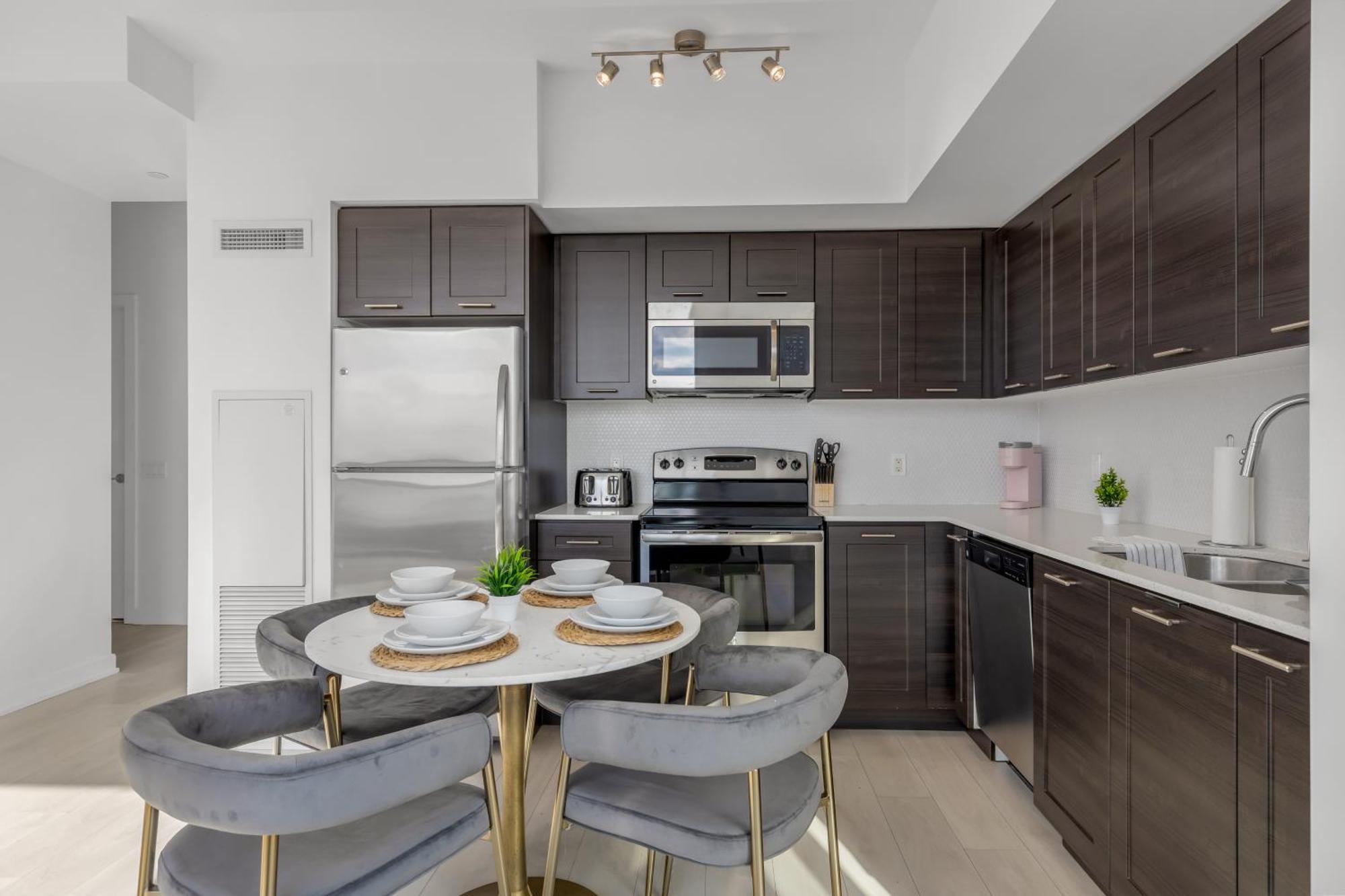 *luxury 2br-2ba, High Floor, Unobstructed Lake View* * Toronto