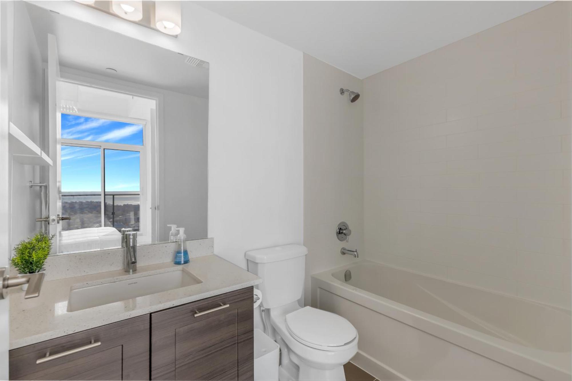 Apartment *luxury 2br-2ba, High Floor, Unobstructed Lake View*