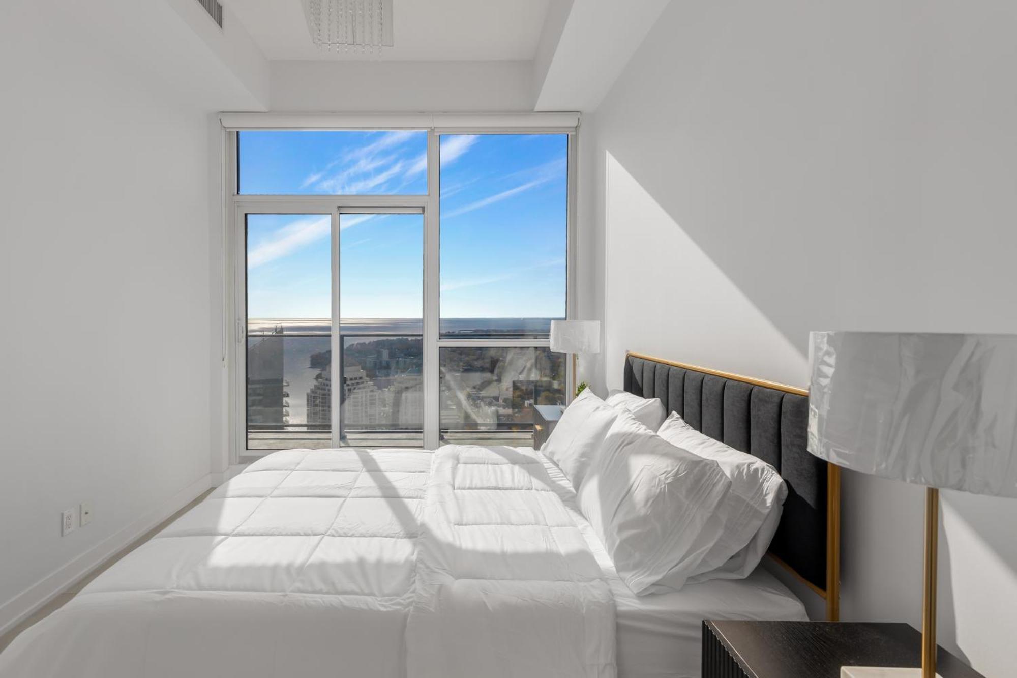 *luxury 2br-2ba, High Floor, Unobstructed Lake View*
