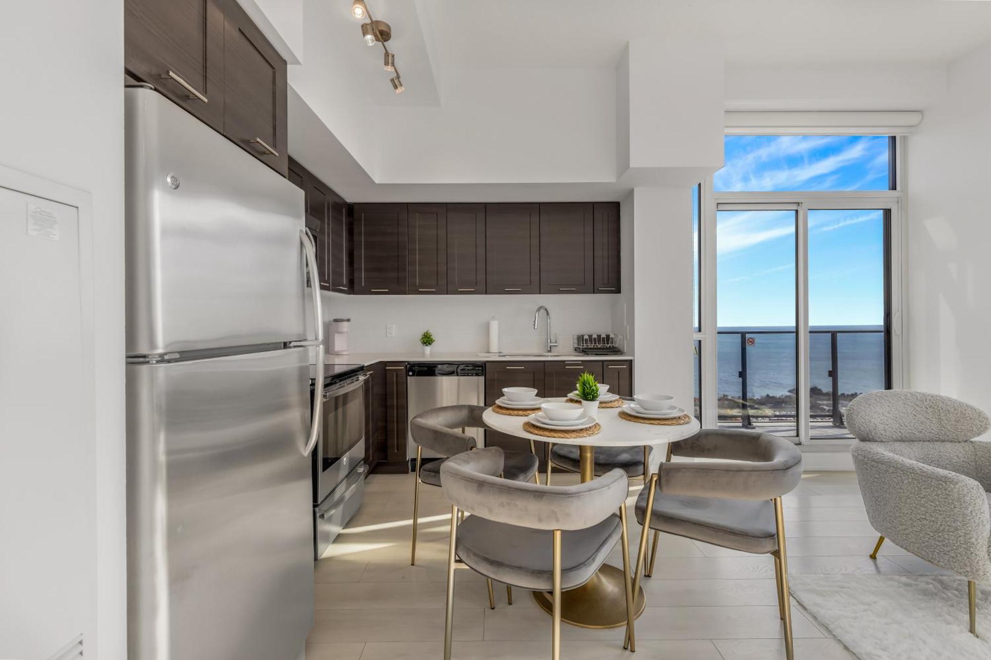 *luxury 2br-2ba, High Floor, Unobstructed Lake View* * Toronto