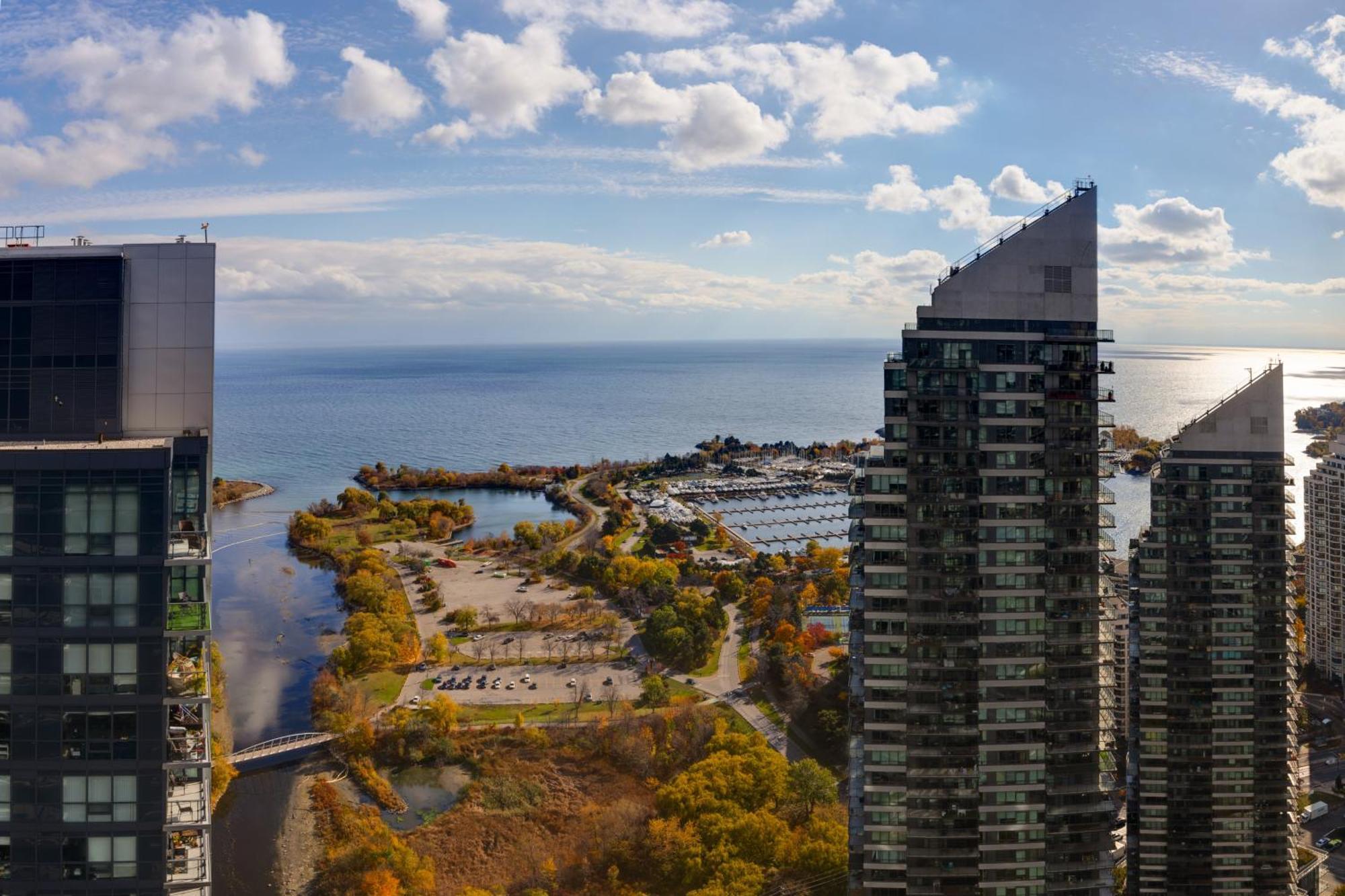 *luxury 2br-2ba, High Floor, Unobstructed Lake View* Apartment