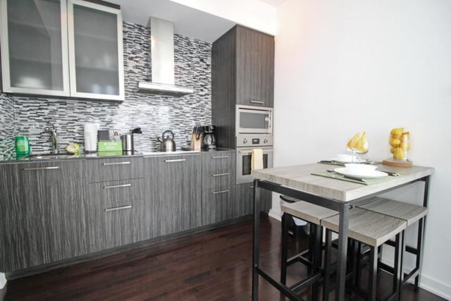 Presidential 2+1br Condo, Entertainment District * Toronto