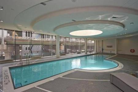 Presidential 2+1br Condo, Entertainment District * Toronto