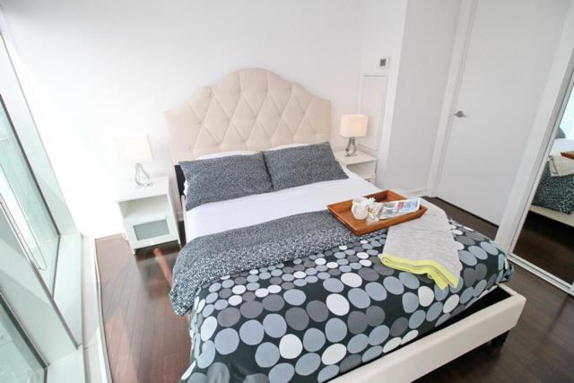 Apartment Presidential 2+1br Condo, Entertainment District Toronto