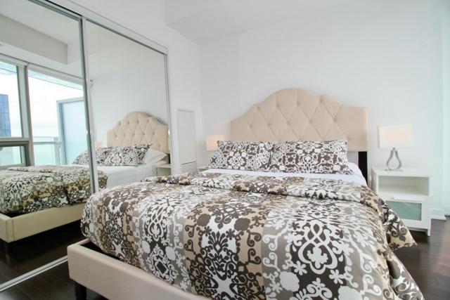 Presidential 2+1br Condo, Entertainment District Toronto