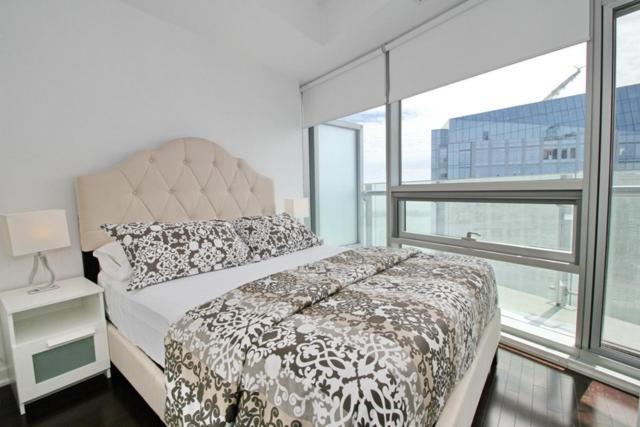 Presidential 2+1br Condo, Entertainment District Apartment Toronto