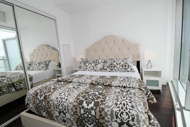 Presidential 2+1br Condo, Entertainment District * Toronto