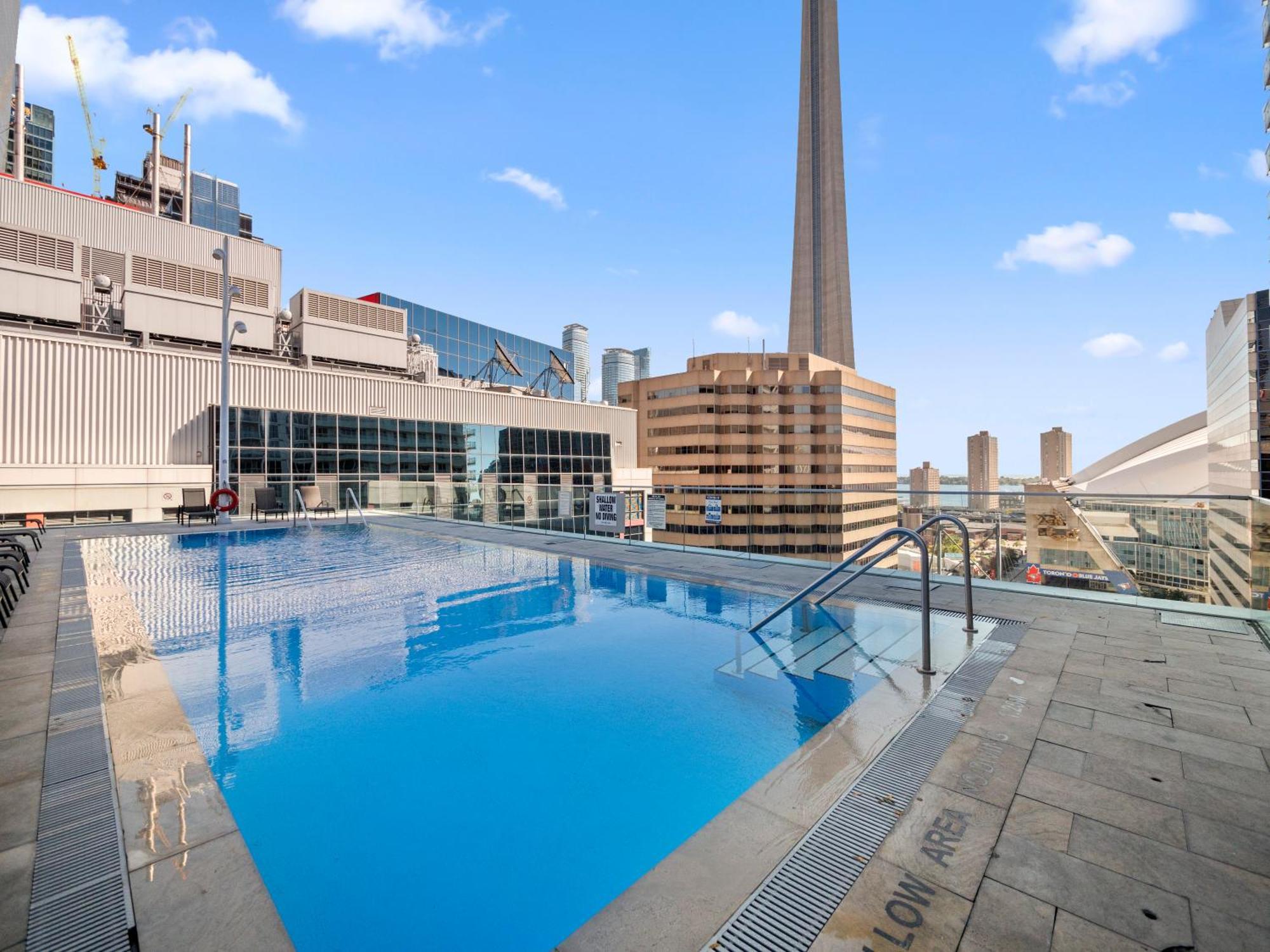 Stylish One Bedroom - Entertainment District Apartment *