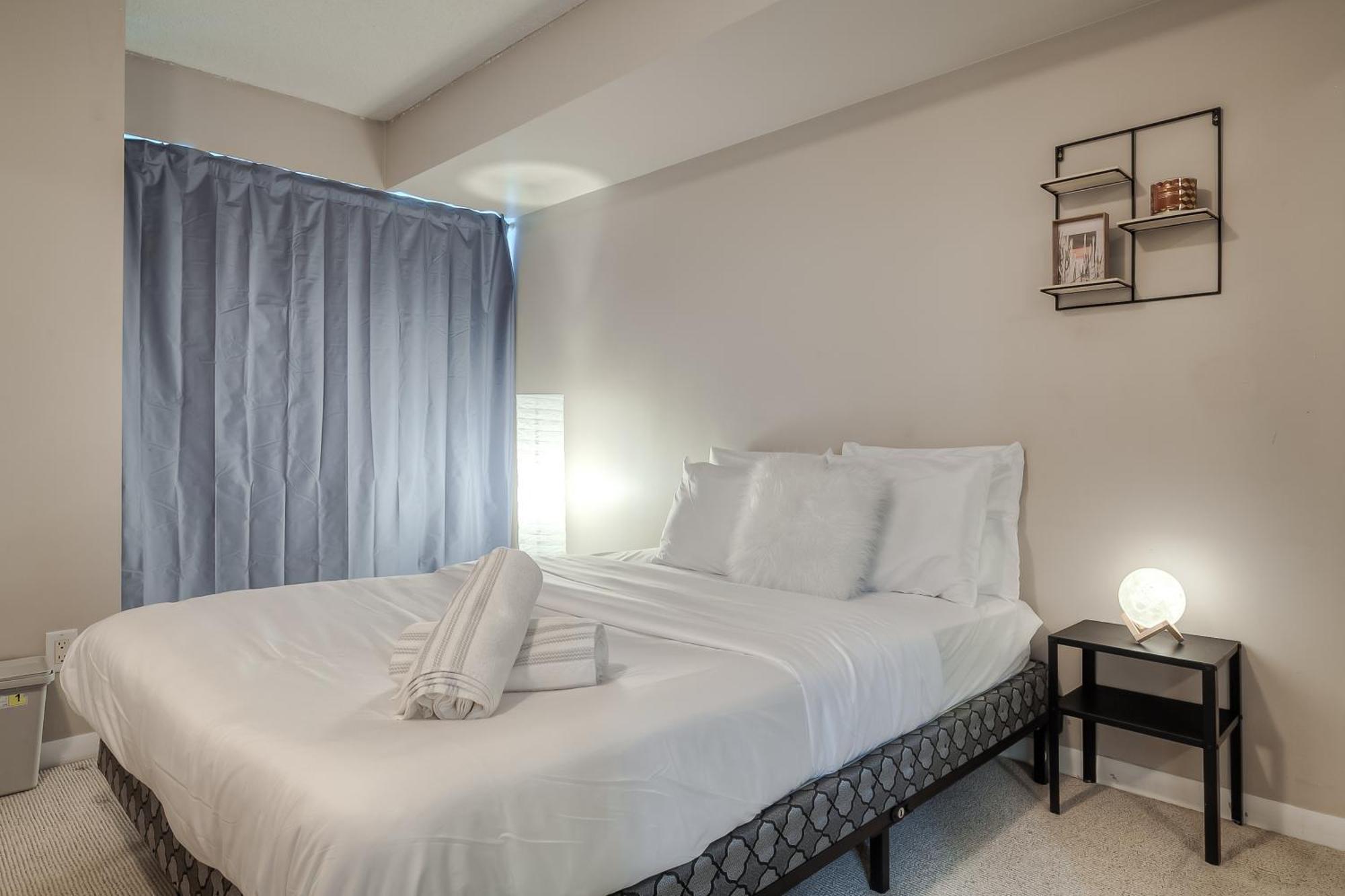 Rivetstays - The Yonge Apartment Toronto