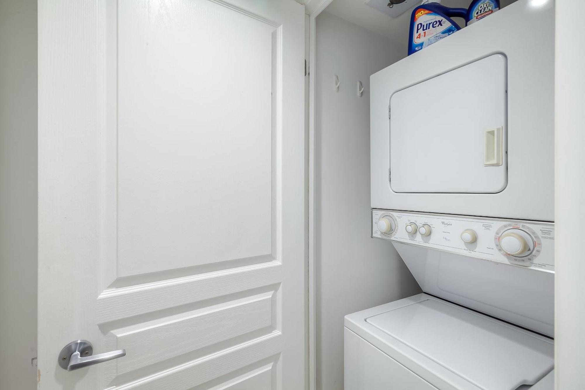 Rivetstays - The Yonge Apartment