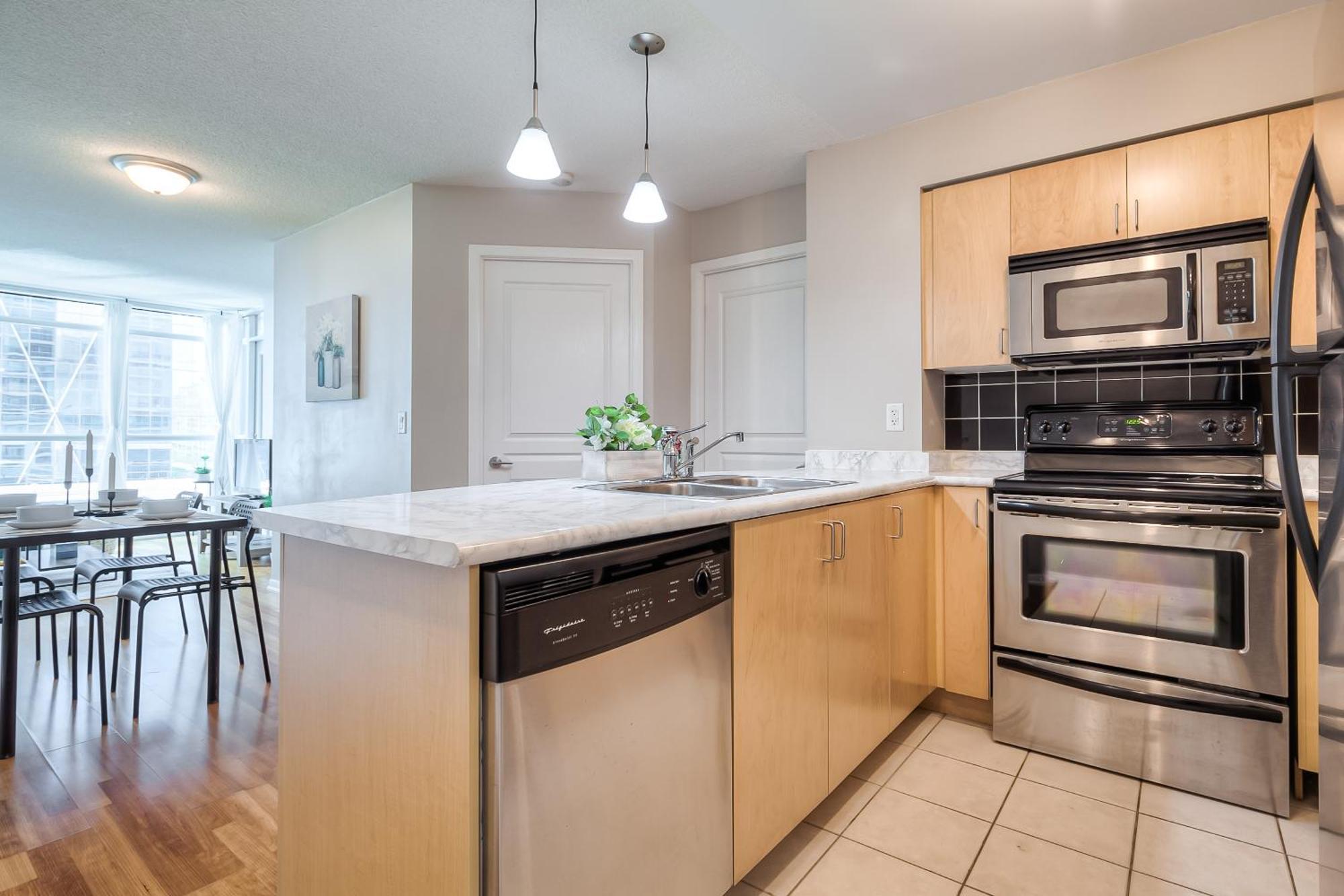 Rivetstays - The Yonge Apartment Toronto