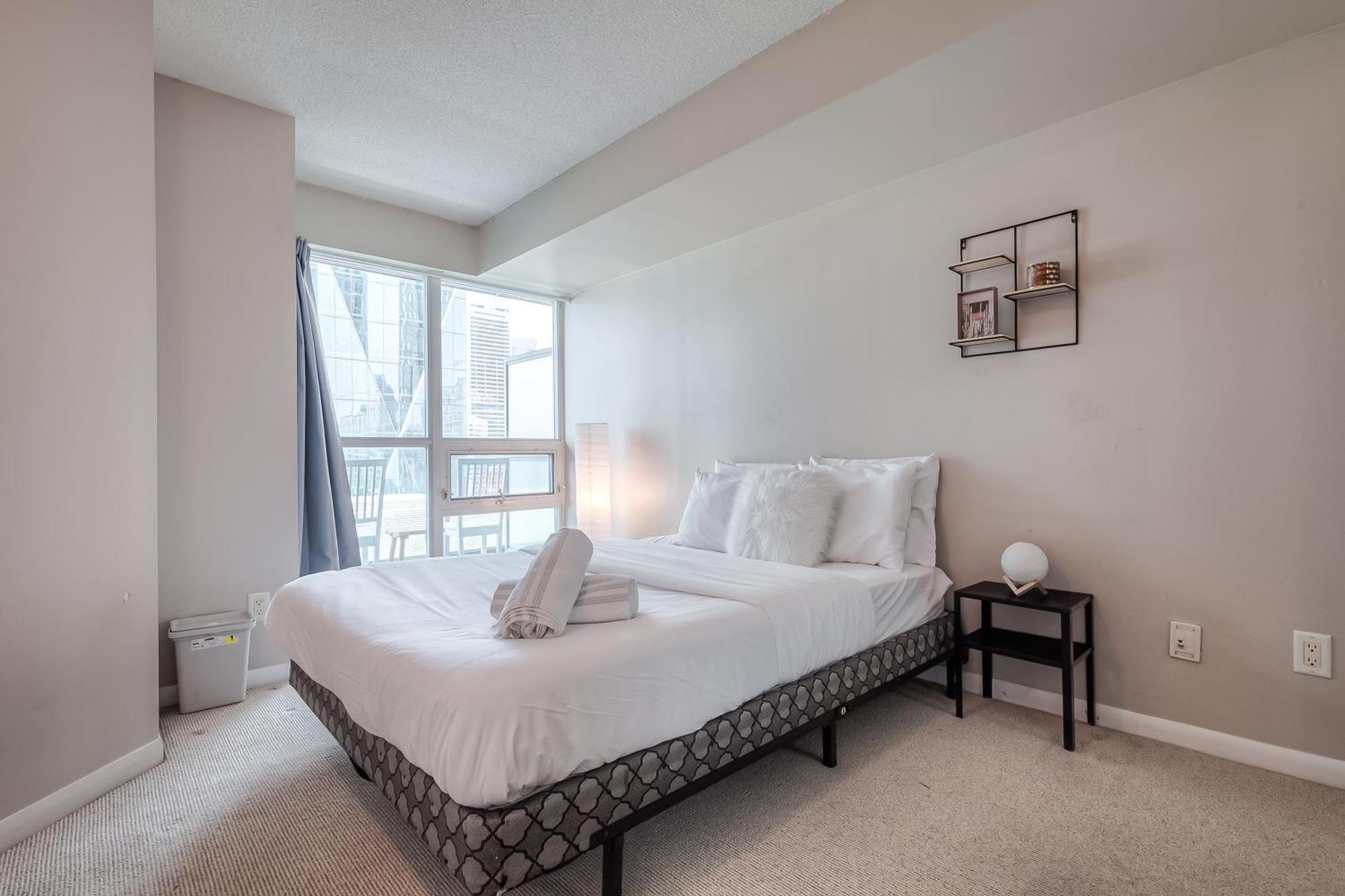 Rivetstays - The Yonge Apartment