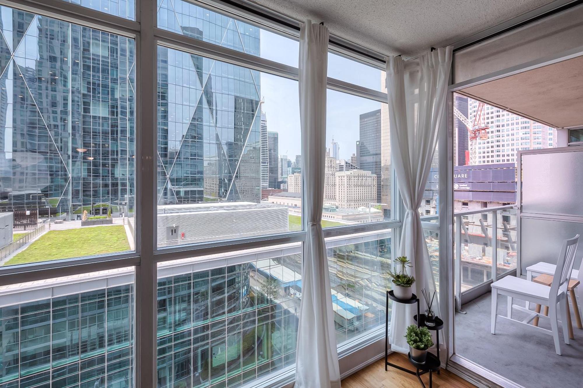 Rivetstays - The Yonge Apartment Toronto